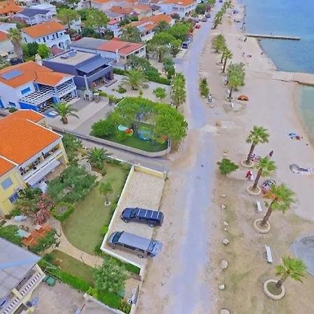 Apartament House Inga Vir