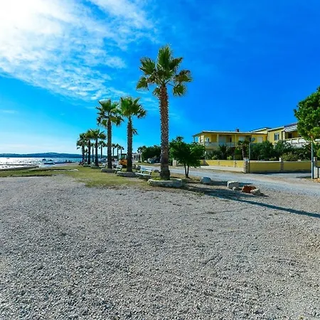 Apartament House Inga Vir