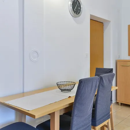 Apartament House Inga Vir