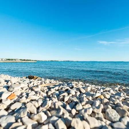 Apartament House Inga Vir