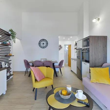 Apartament House Inga Vir