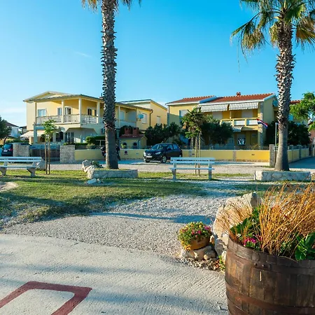 House Inga Apartment Vir