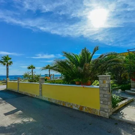 Apartament House Inga Vir